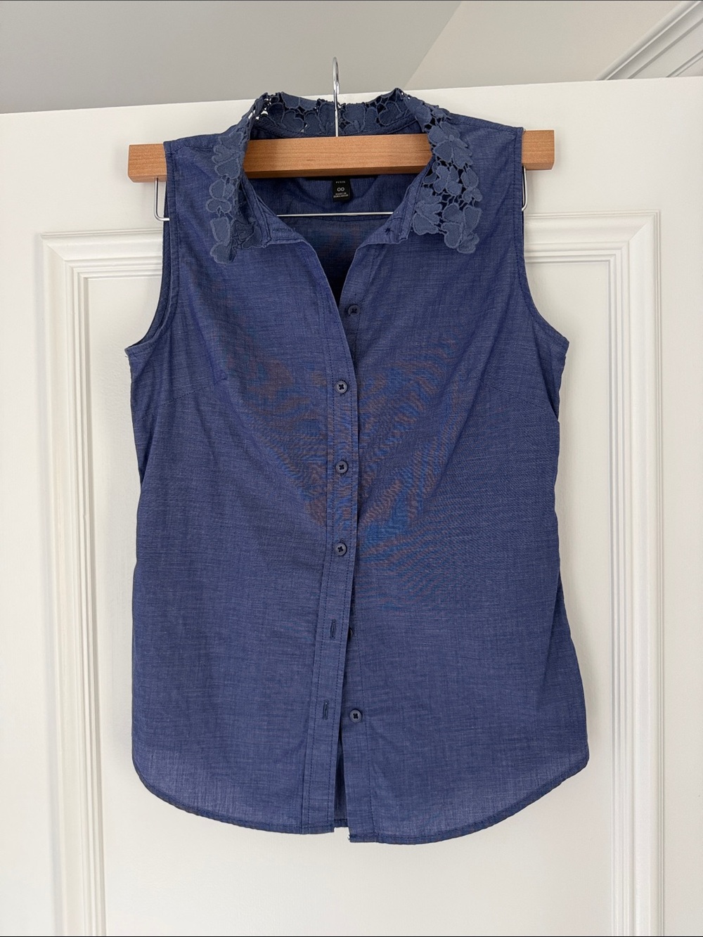 Banana Republic Sleeveless Blue Button-Down Top with Lace Collar